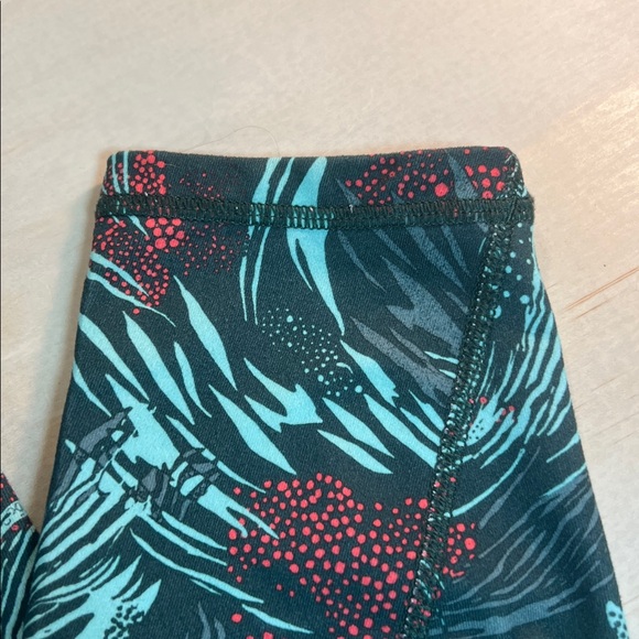 Patagonia Leggings with Red and Green Design Sz M - Picture 8 of 9